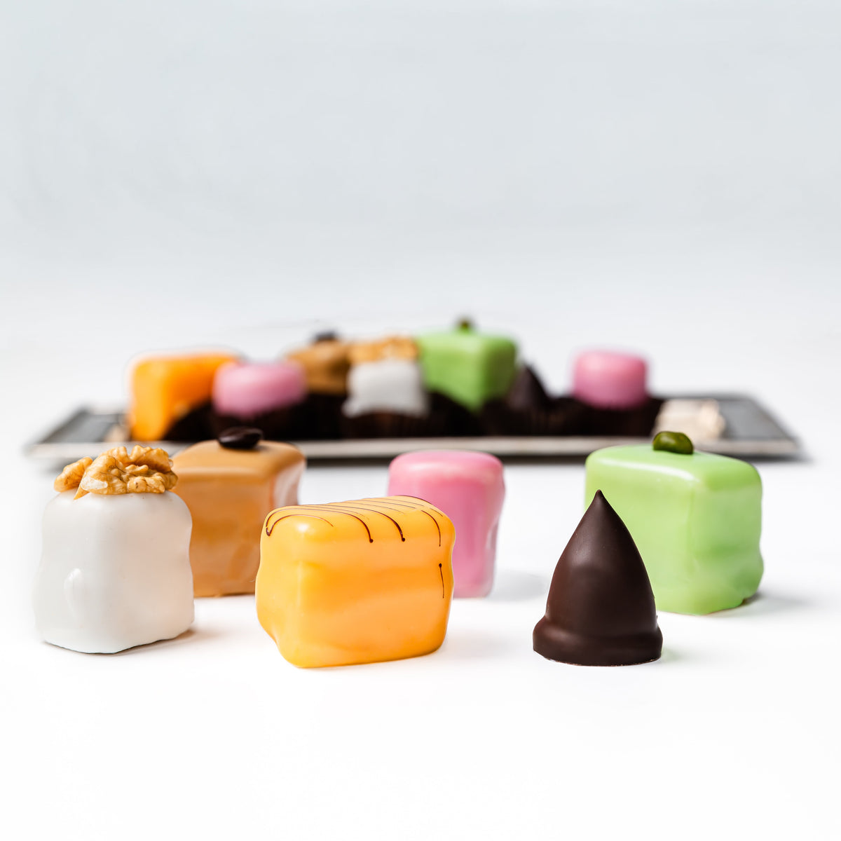 Gerstner Petit Fours auf einer Platte