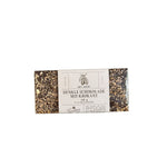 Eine Tafel dunkler Schokolade mit Krokant