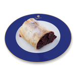 Weichselstrudelstück auf einem dunkelblauem Teller