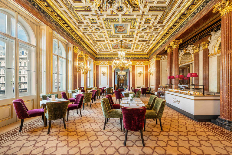 Prunkvoller Gerstner Festsaal im Palais Todesco mit reich verziertem Stuckdecke, Kronleuchtern, großen Fenstern und elegant möblierten Tischen und Stühlen