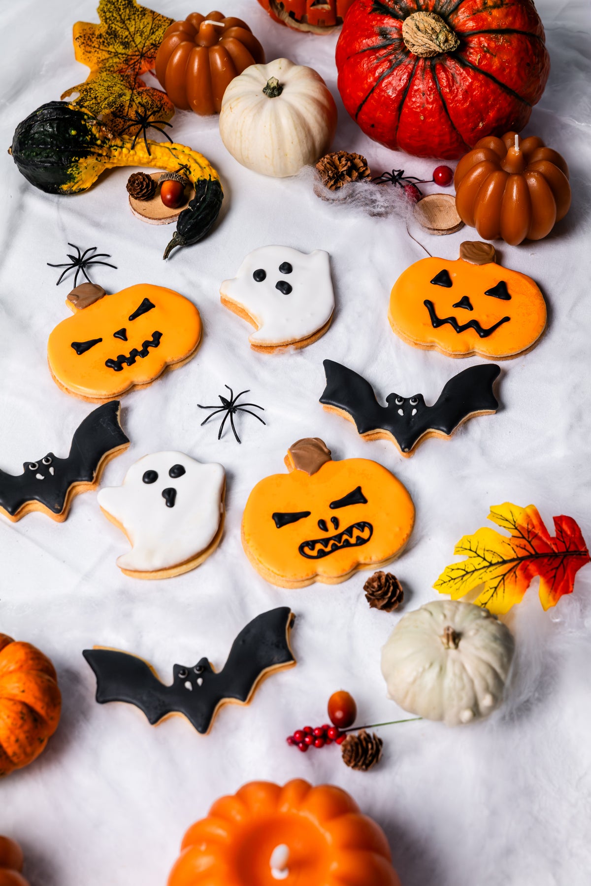 Halloween Mürbteigkekse gefüllt mit Marillenkonfitüre