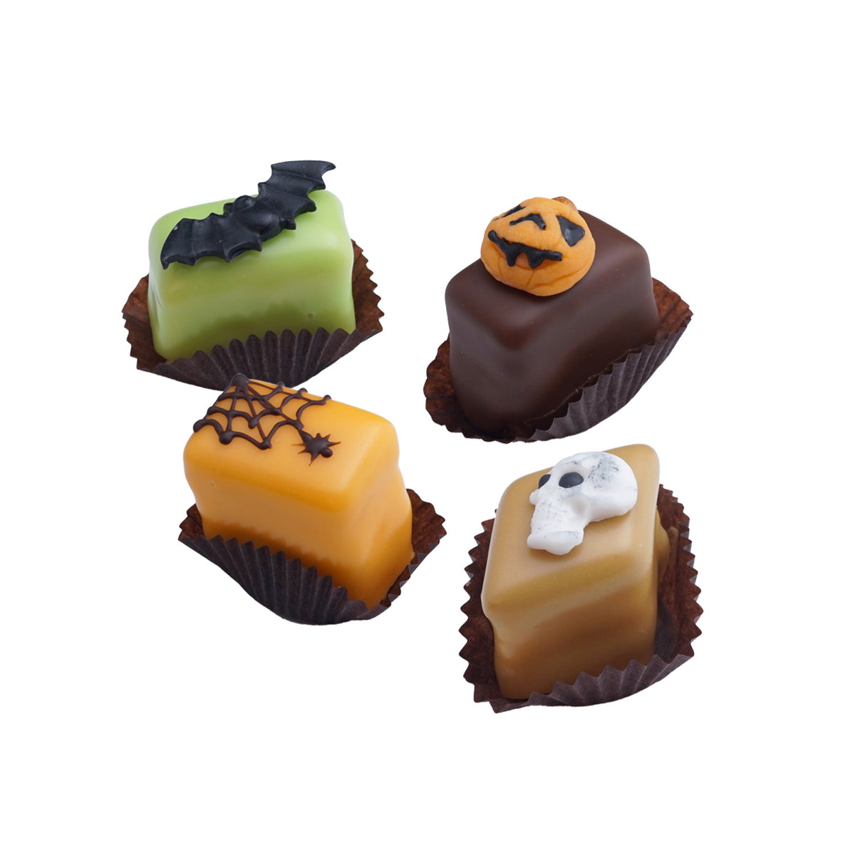 Verschiedene Sorten Petit Fours mit Halloween Dekor
