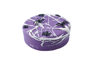 Halloween Sachertorte mit Spinnennetz und Spinnen-Marshmallows als Dekor
