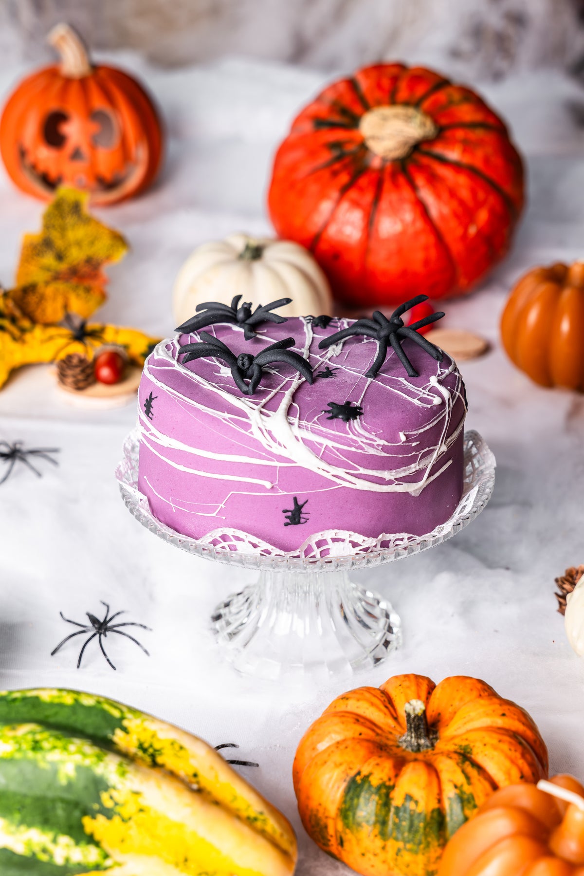 Halloween Sachertorte mit Spinnen und Marshmallow Spinnennetz als Dekor