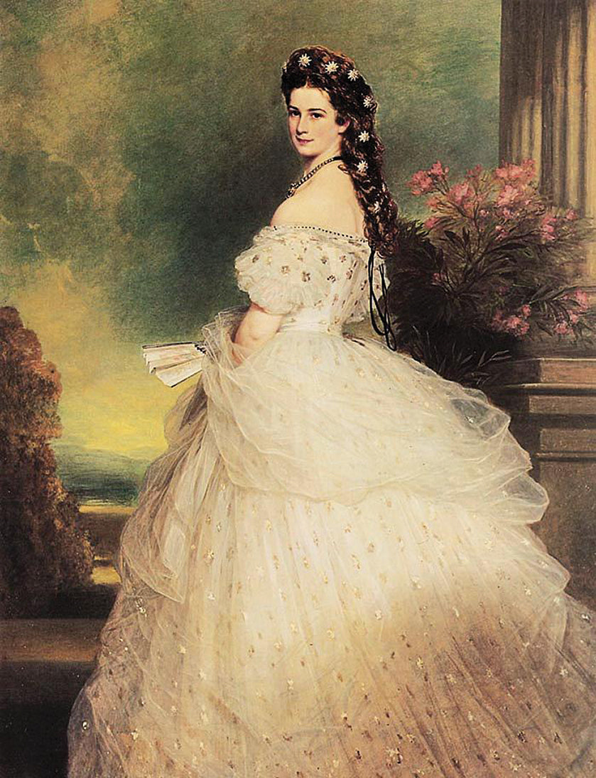 Kaiserin Elisabeth gemalt in weißem, voluminösem Ballkleid mit Blumenmuster und Blumenschmuck im Haar steht seitlich vor einer Säule mit blühendem Strauch im Hintergrund