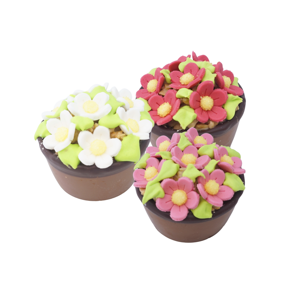 Drei Blumenkörbchen aus feinster Milchschokolade mit Zuckerblumen in verschiedenen Farben dekoriert. 