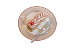 Ein Stück Esterházy Schnitte auf einem rosa Teller aus der Vogelperspektive