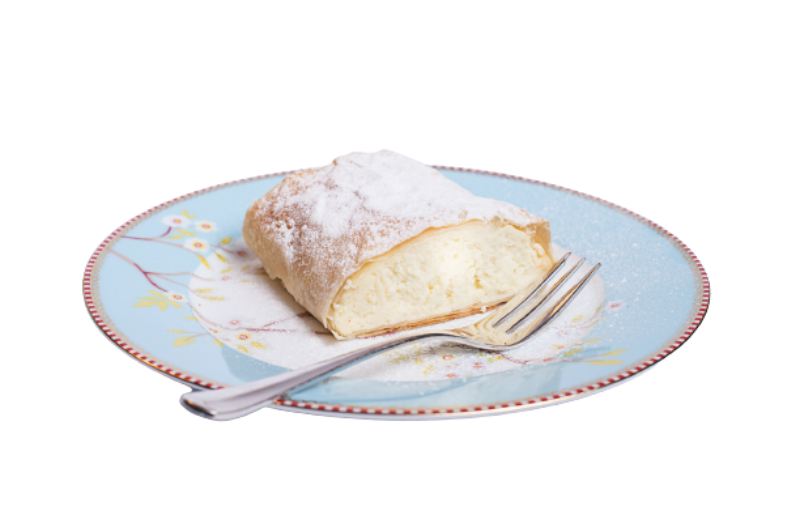 Topfenstrudelstück auf einem hellblauem Teller