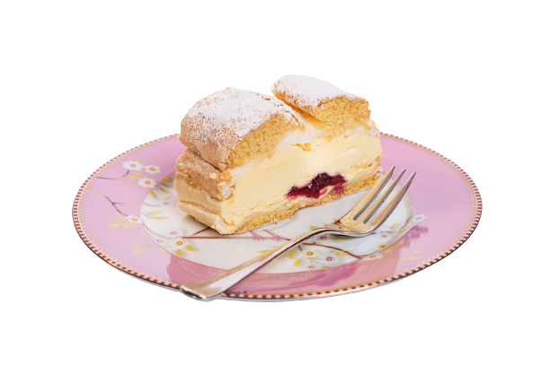 Ein Stück Kardinalschnitte auf einem rosa Teller
